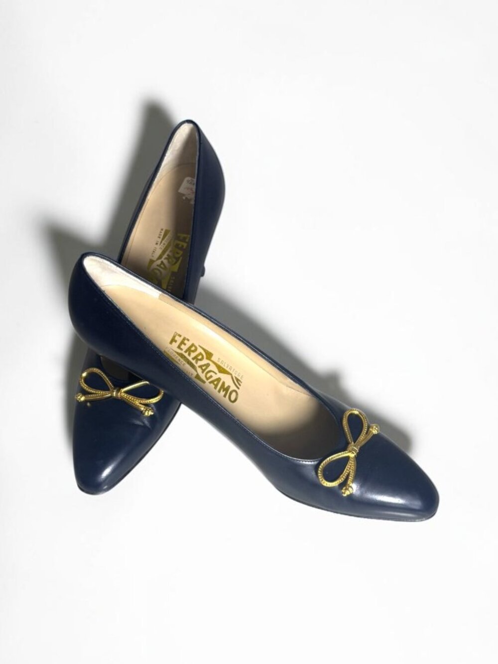 Salvatore Ferragamo Navy Leather Pumps Size 9AAA Bow Kitten Heel Designer